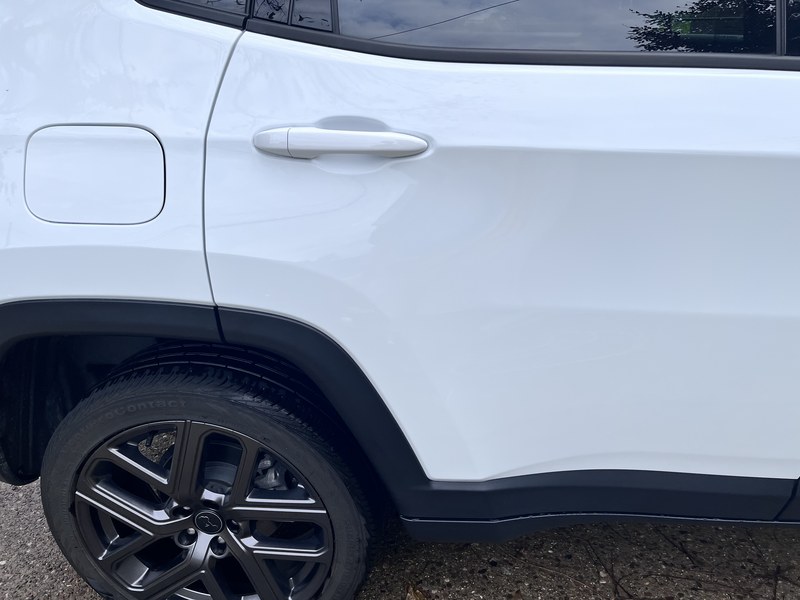 Door handle and fuel door, clean and glossy after the wash.